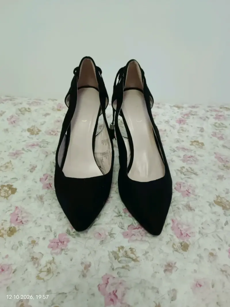 Tacones de gamuza negros con borlas elegantes - 4