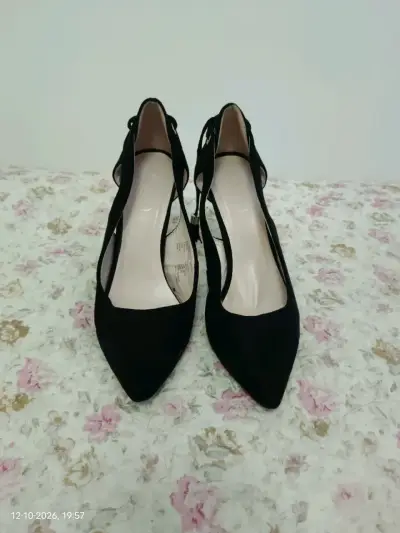 Tacones de gamuza negros con borlas elegantes - miniatura 4