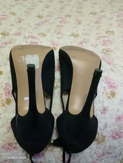 Tacones de gamuza negros con borlas elegantes - miniatura 5