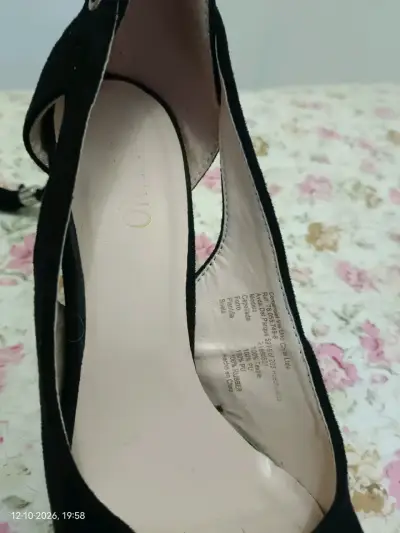 Tacones de gamuza negros con borlas elegantes - miniatura 6