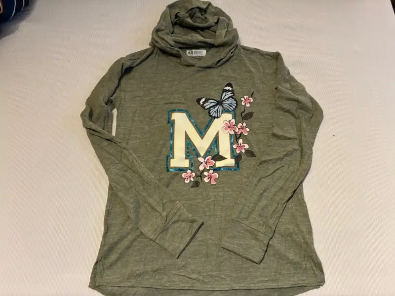 Polera manga larga verde con capucha H&M - 1