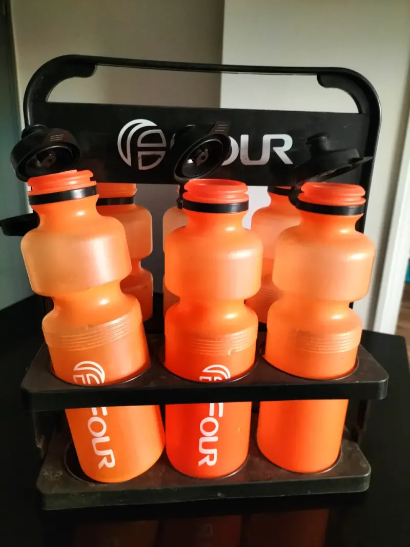 Set de botellas deportivas naranjas con soporte