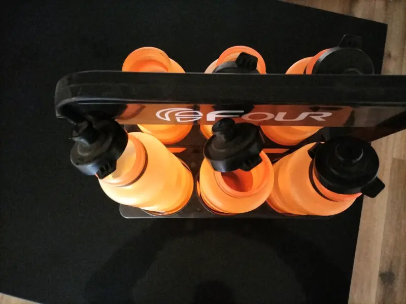 Set de botellas deportivas naranjas con soporte - 2