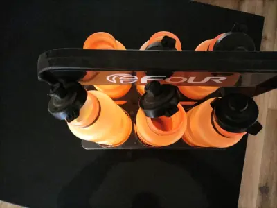 Set de botellas deportivas naranjas con soporte - miniatura 2