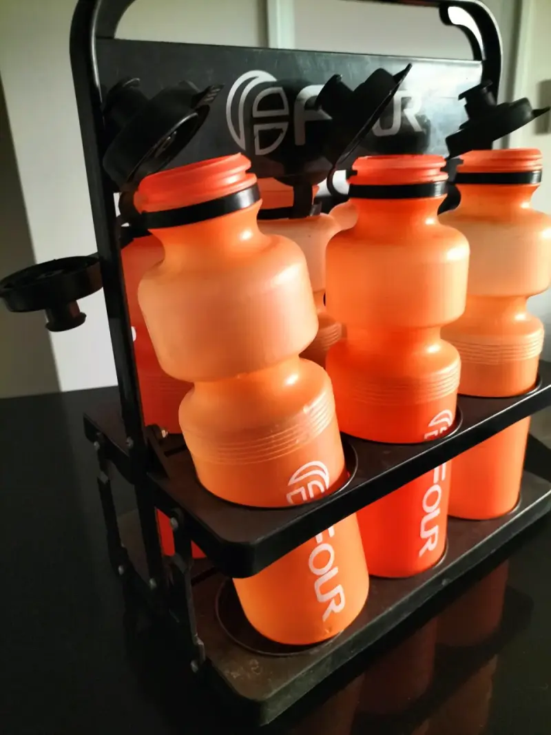 Set de botellas deportivas naranjas con soporte - 3