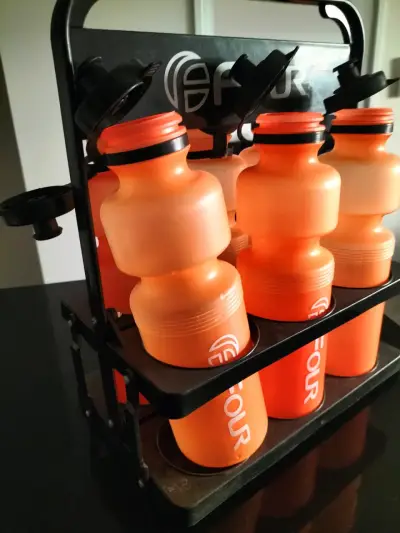 Set de botellas deportivas naranjas con soporte - miniatura 3