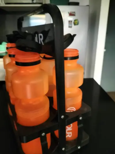 Set de botellas deportivas naranjas con soporte - miniatura 4