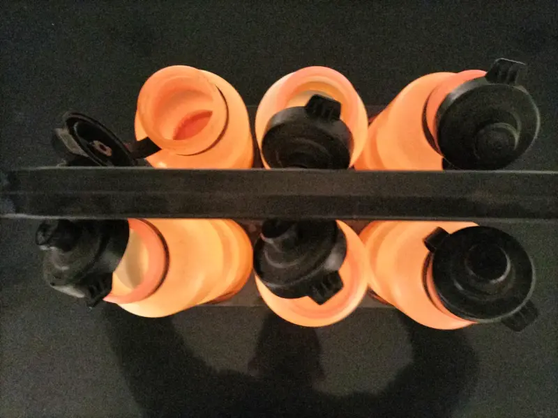 Set de botellas deportivas naranjas con soporte - 5