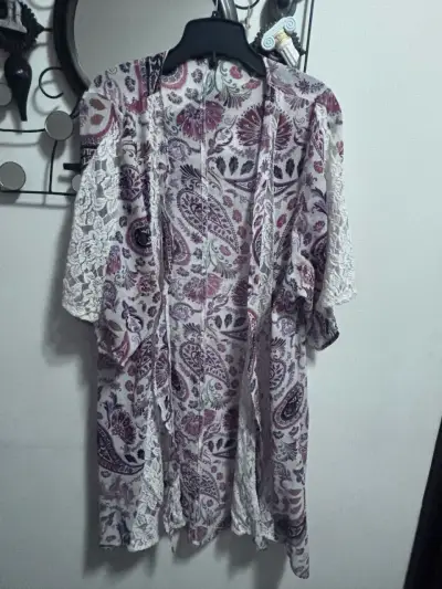 Kimono floral American Eagle con encaje - miniatura 1