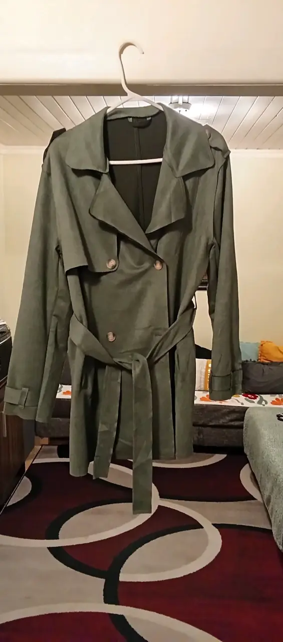 Abrigo verde con cinturón para mujer