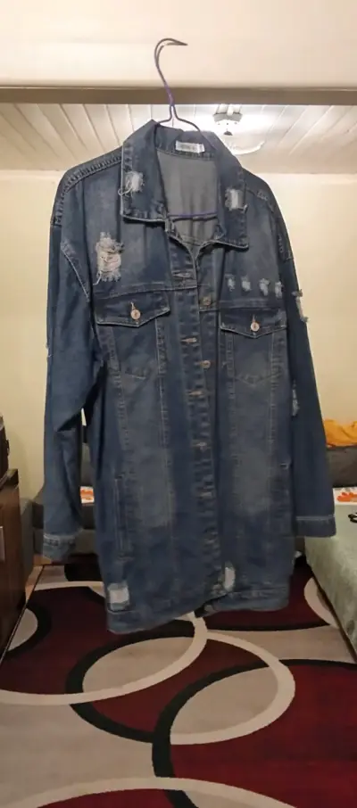 Chaqueta de mezclilla desgastada para mujer - miniatura 1