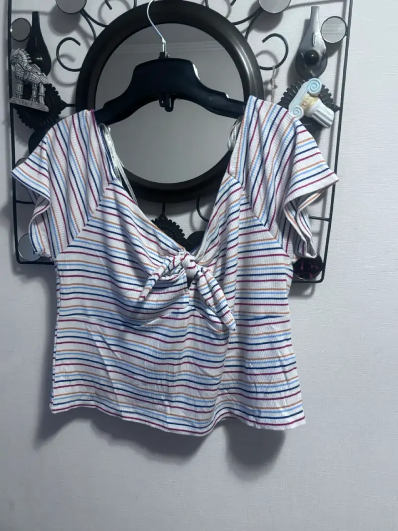 crop top plus size  Forever 21 con nudo frontal - 3