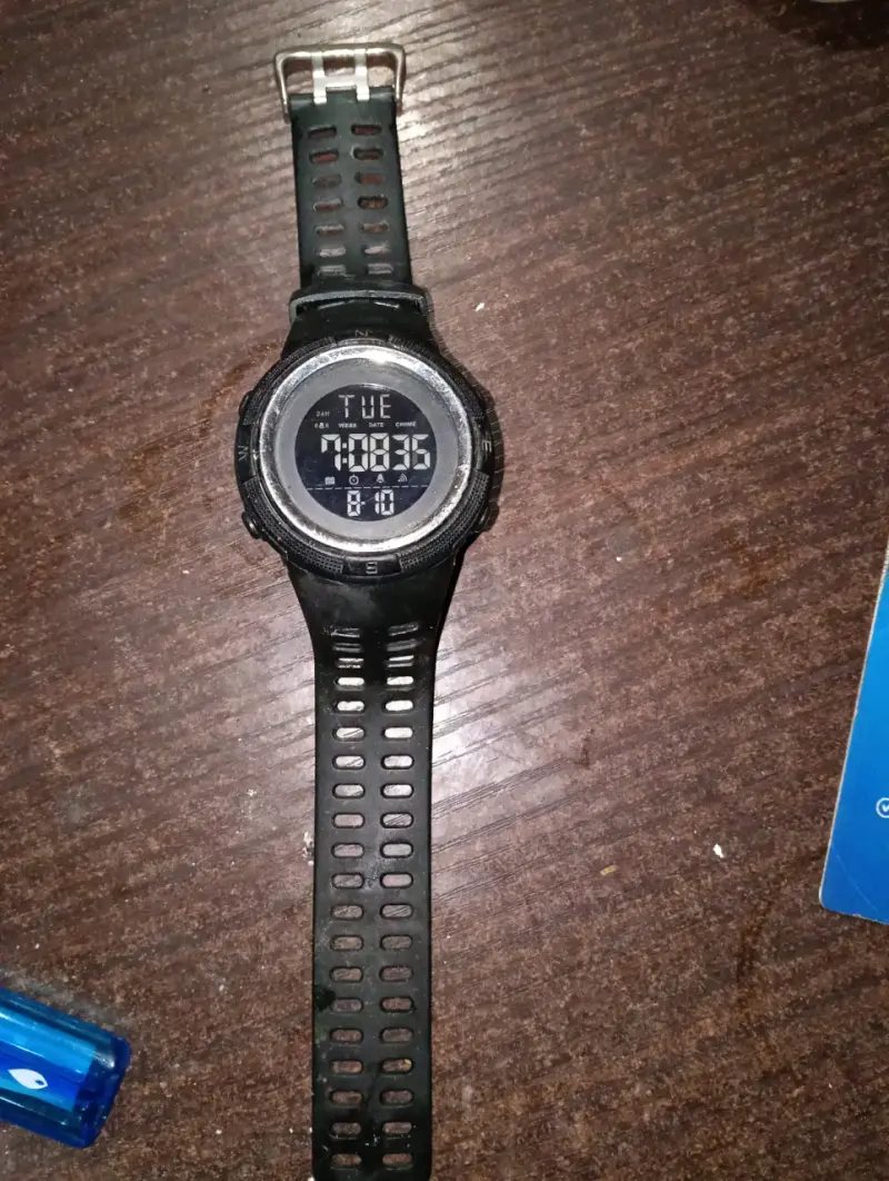 Reloj digital resistente al agua con correa negra - 1