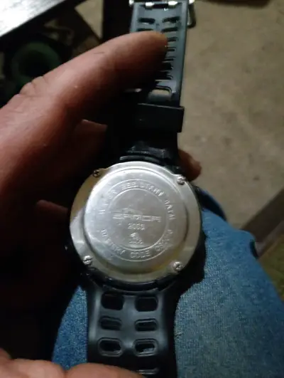 Reloj digital resistente al agua con correa negra - miniatura 2