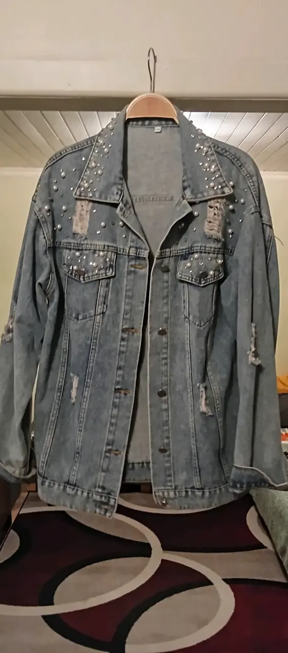 Chaqueta de mezclilla con perlas y roturas