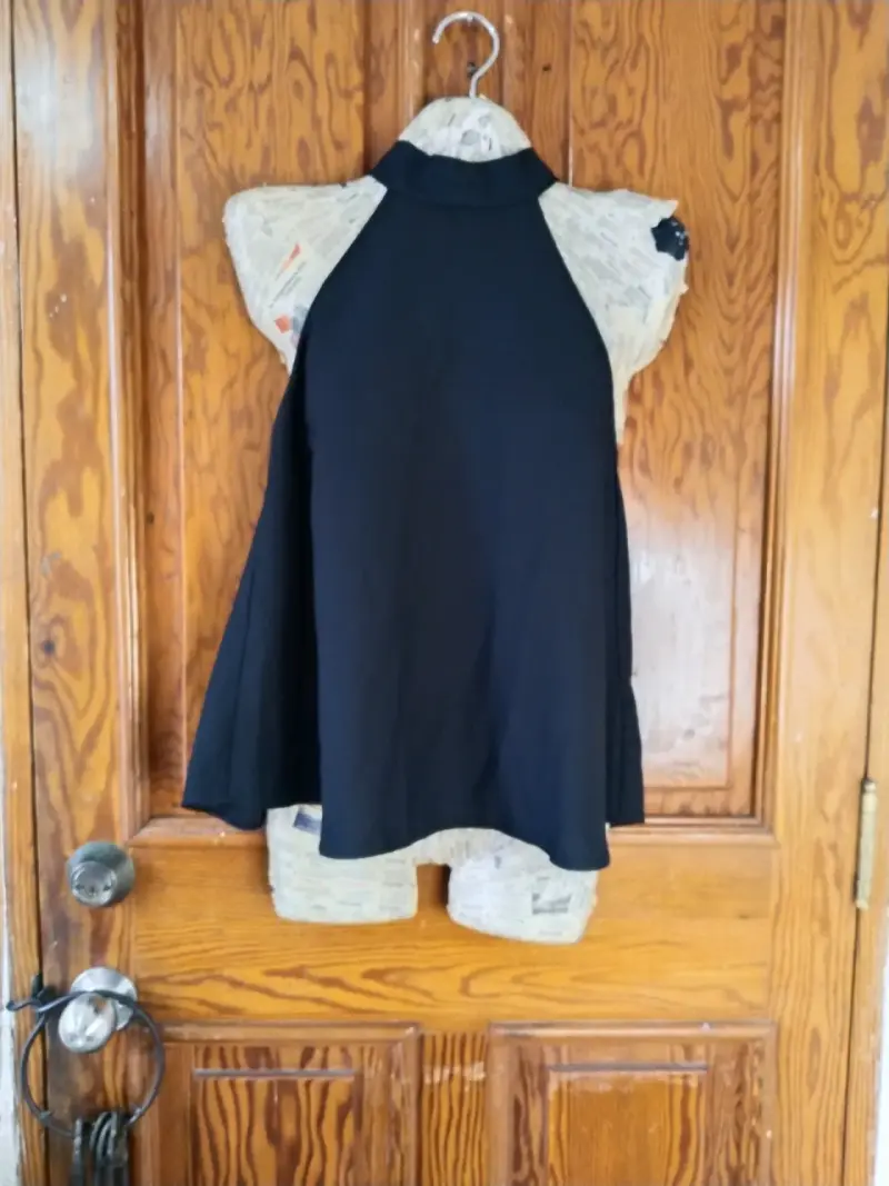 Blusa sin mangas negra talla 40