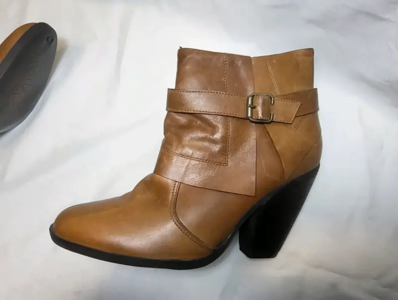 Botines de cuero marrón con tacón alto - 2