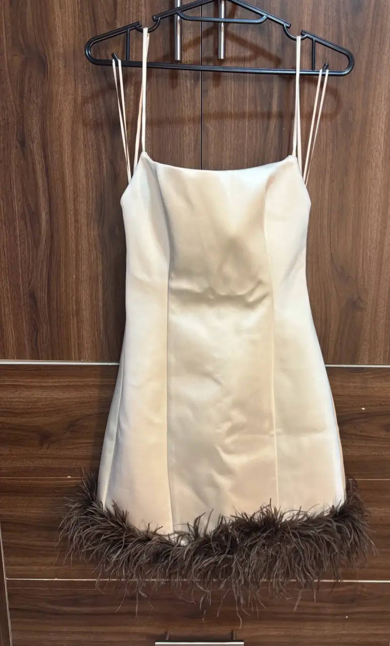 Vestido corto beige con plumas - 1