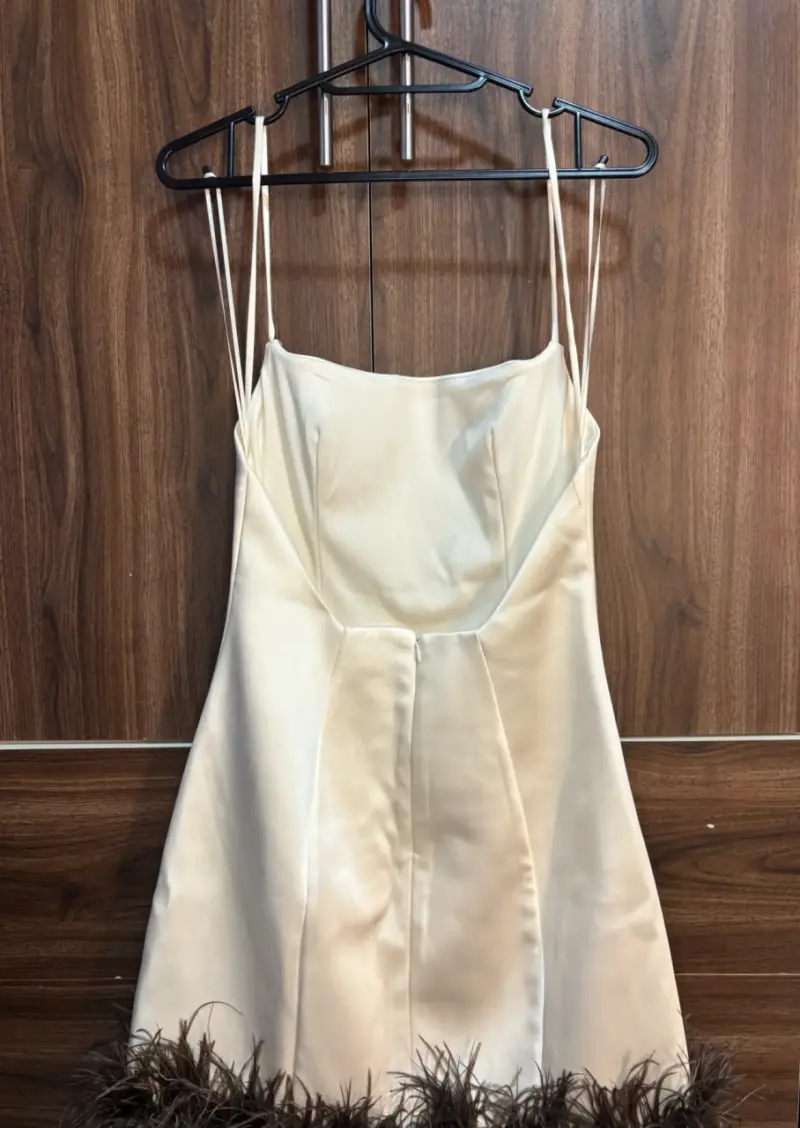 Vestido corto beige con plumas - 2