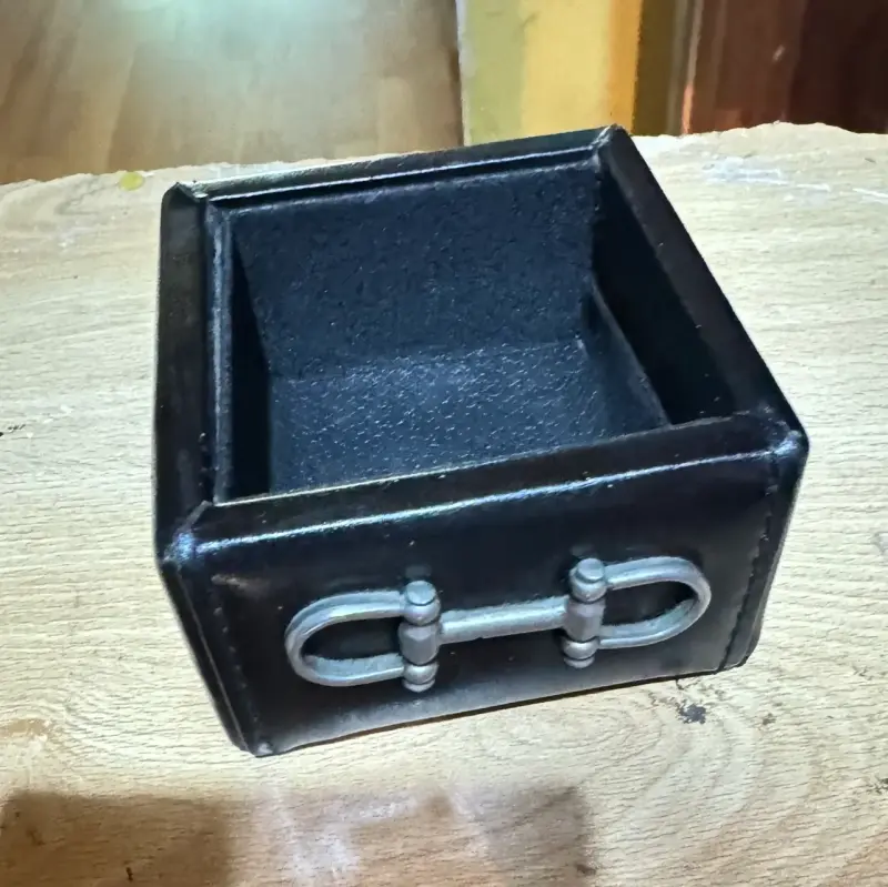 Caja organizadora de cuero negro con herrajes