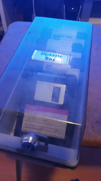 Caja disquetes con 15 disquetes - miniatura 1