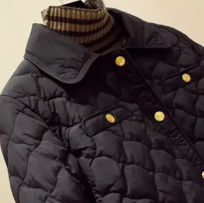 Chaqueta acolchada negra con botones dorados - miniatura 1