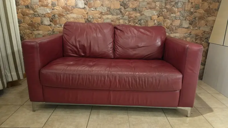 Sofá Rosen cuero rojo 2 cuerpos en buen estado - 1