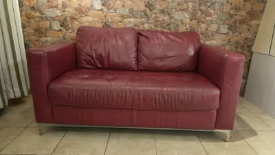 Sofá Rosen cuero rojo 2 cuerpos en buen estado - miniatura 1