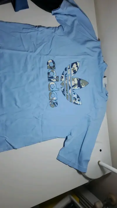 Polera Adidas azul con logo camuflado - miniatura 1