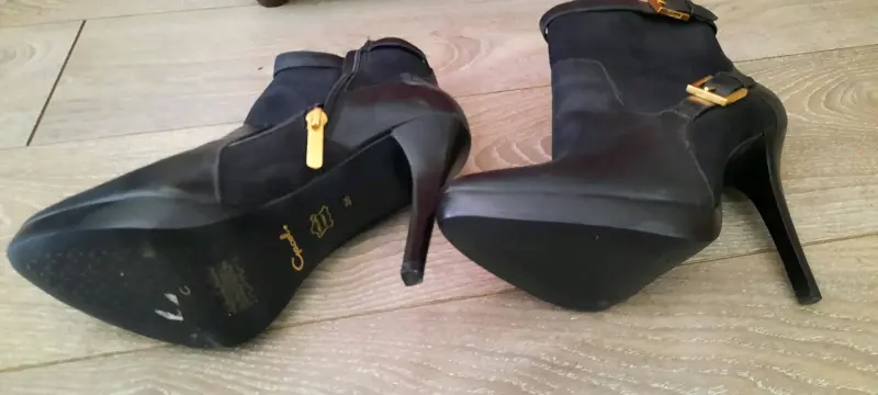 Botines de cuero negro con tacón alto y hebillas - 1