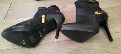 Botines de cuero  negro con tacón alto y hebillas - miniatura 1