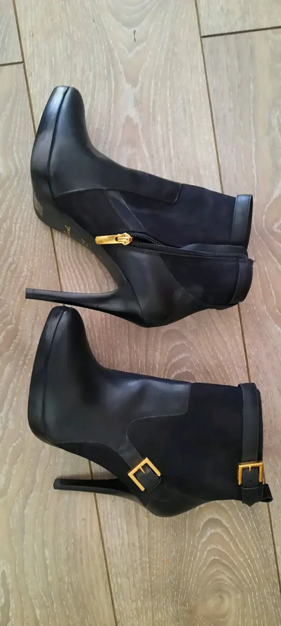 Botines de cuero negro con tacón alto y hebillas - 2
