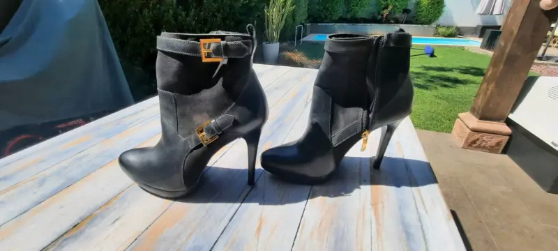 Botines de cuero negro con tacón alto y hebillas - 3
