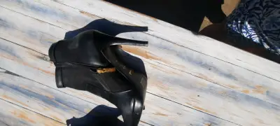 Botines de cuero  negro con tacón alto y hebillas - miniatura 4
