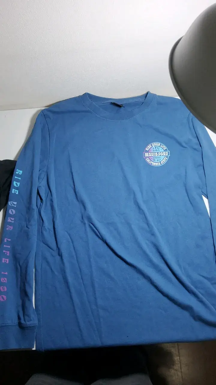Polera manga larga azul con estampado marca maui