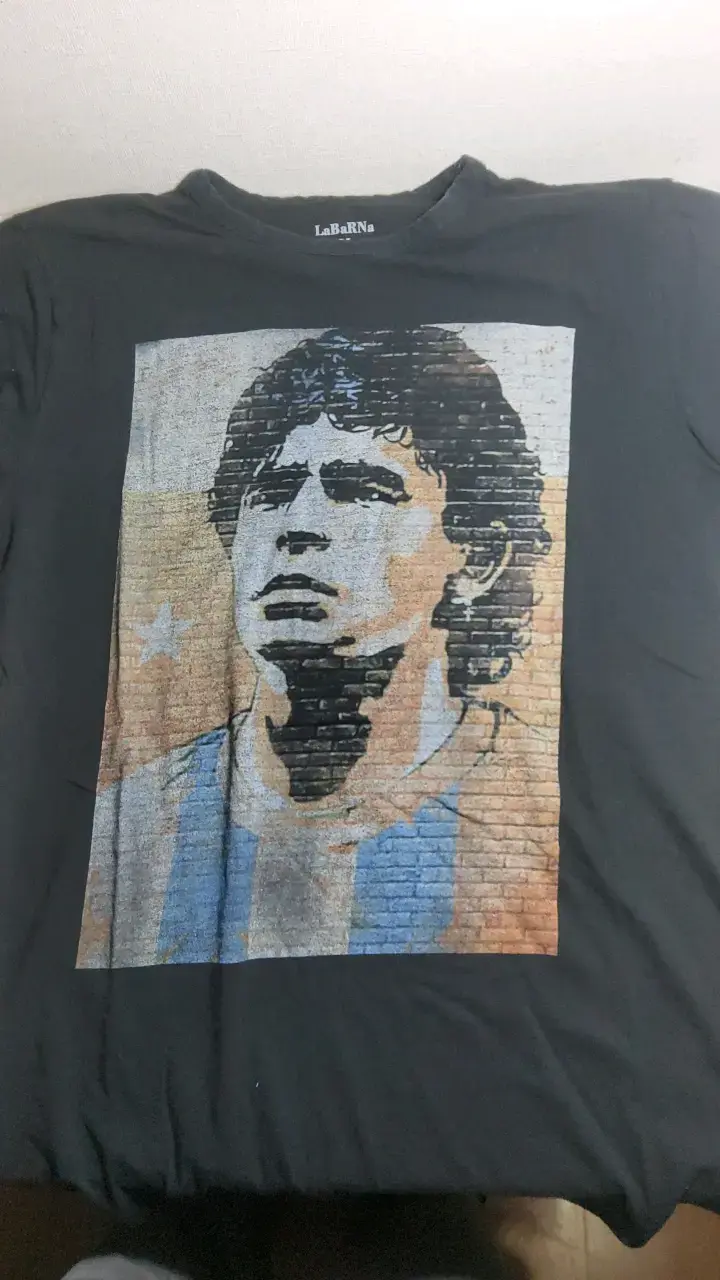 Polera negra con diseño gráfico LaBaRNa