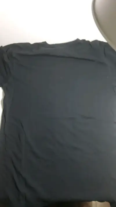 Polera negra con diseño gráfico LaBaRNa - miniatura 2