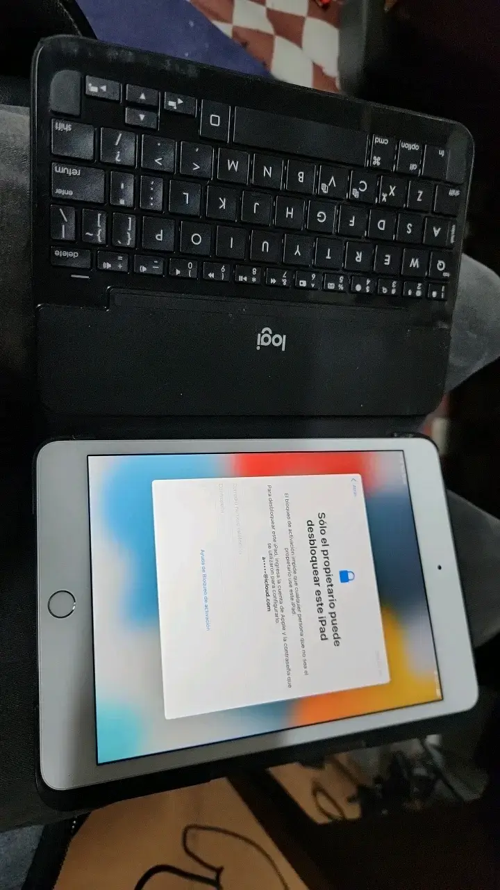 iPad mini 4 Wifi c teclado Logitech en buen estado - 1