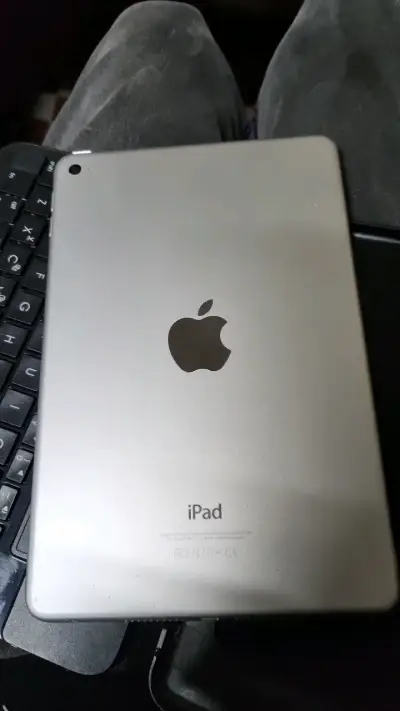 iPad mini 4 Wifi c teclado Logitech en buen estado - miniatura 3