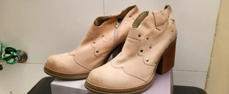 Botines de cuero rosado con tacón alto y tachas - 1