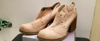 Botines de cuero rosado con tacón alto y tachas - miniatura 1