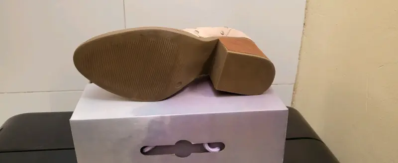 Botines de cuero rosado con tacón alto y tachas - 2