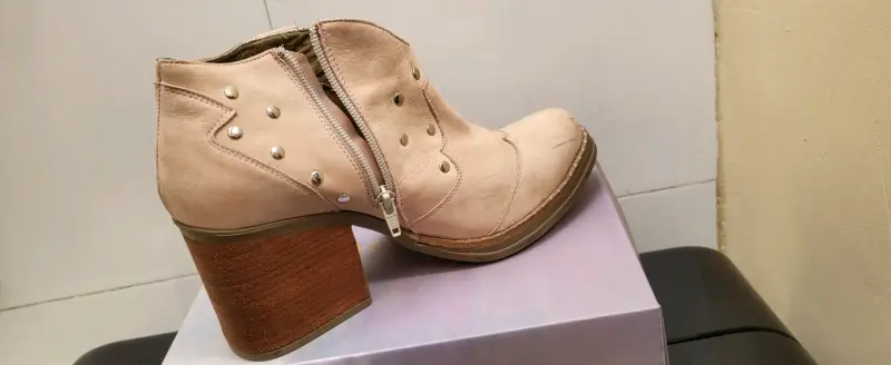 Botines de cuero rosado con tacón alto y tachas - 4