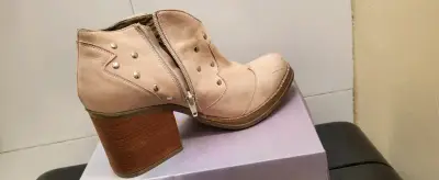 Botines de cuero rosado con tacón alto y tachas - miniatura 4