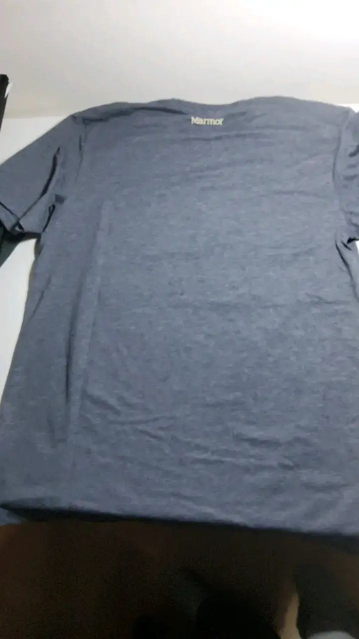 Polera gris Marmot con diseño de montaña - 2