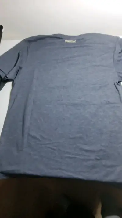 Polera gris Marmot con diseño de montaña - miniatura 2