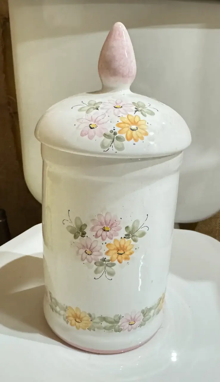 Frasco de cerámica con diseño floral