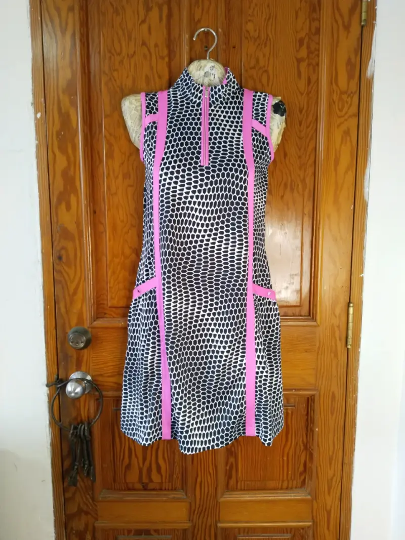 Vestido deportivo sin mangas con diseño geométrico - 1