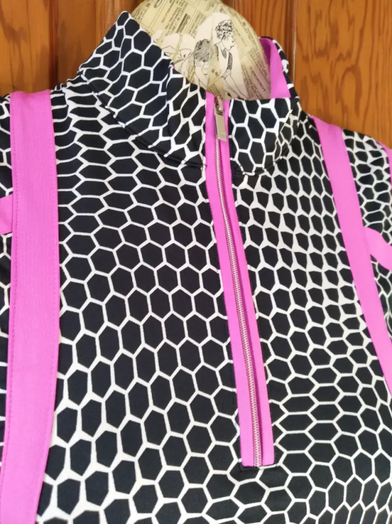 Vestido deportivo sin mangas con diseño geométrico - 2