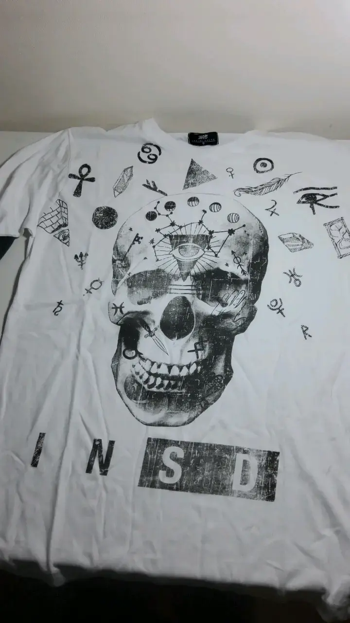 Polera blanca con diseño de calavera